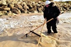 Fishing for shrimp on foot, a fun fishery