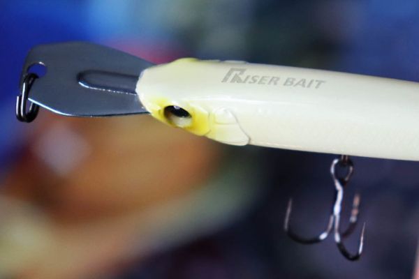 Illex Riser Bait, an innovative lure that imitates a fleeing fish!