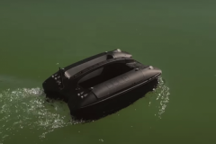 Bait boat for carp fishing, presentation of the Deeper Quest