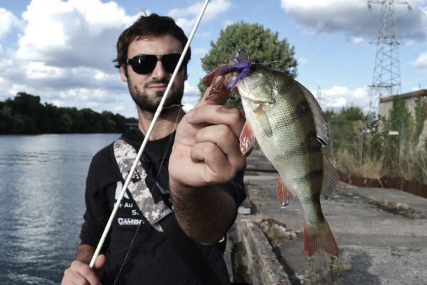 Street fishing in Nanterre, a fishy spot in �le-de-France