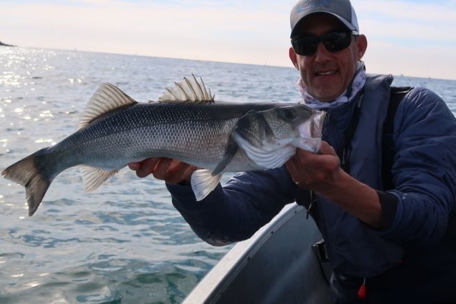 Streamer fishing also allows you to catch nice bass like this Breton specimen