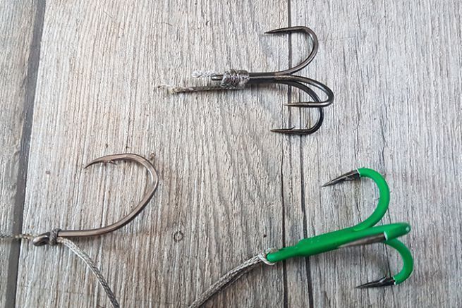 At the bottom of the picture, my hooks for catfish and at the top a classic hook completely crushed by the mouth of a big soft